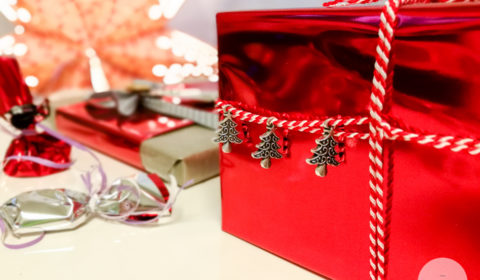 Jak zapakować świąteczny prezent
